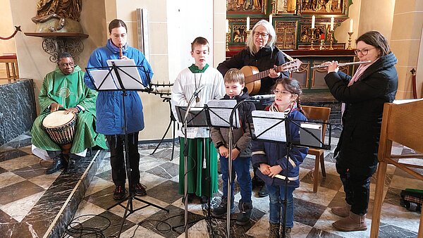 Gottesdienst der Kommunionkinder - Musikgruppe mit Pfarrer Kita an der Trommel