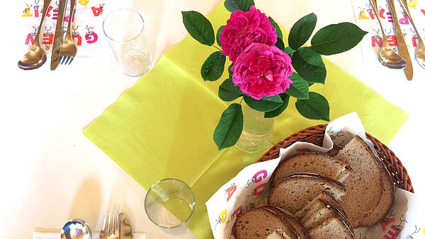 Mittagstisch: gedeckter Tisch mit Rosen
