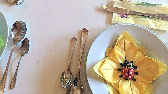 Mittagstisch: gedeckter Tisch mit geben Tulpen